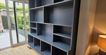 kastenwand op maat donker antraciet woonkamer